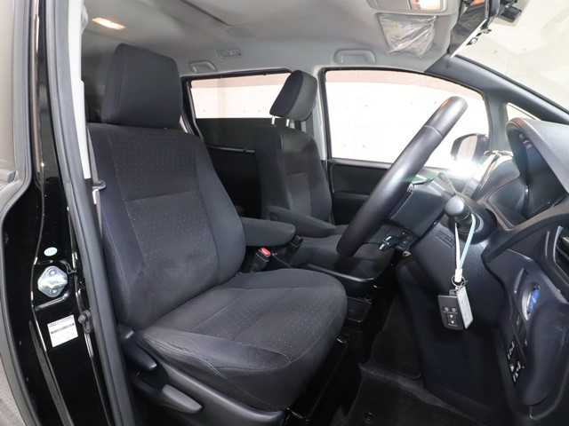 トヨタ ヴォクシーハイブリッド3枚目