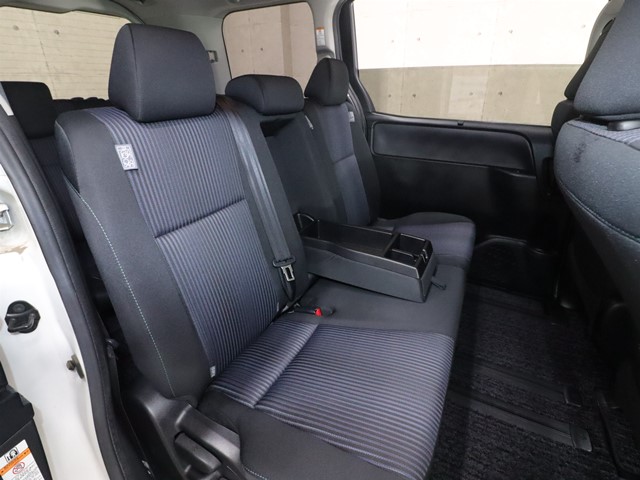 トヨタ ヴォクシー4枚目