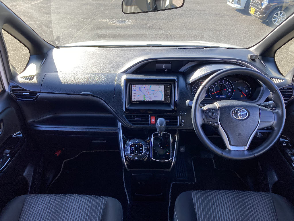 トヨタ ヴォクシー2枚目