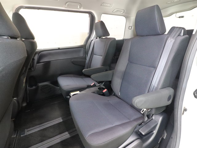 トヨタ ヴォクシー7枚目