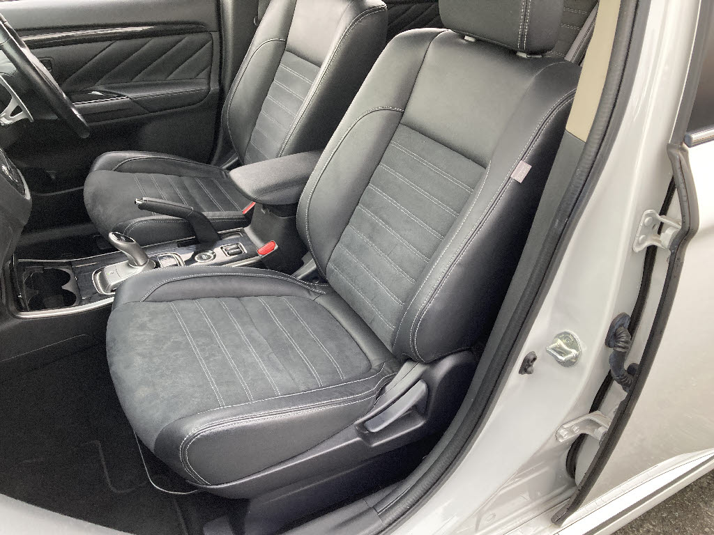 三菱 アウトランダーPHEV13枚目