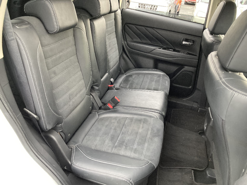 三菱 アウトランダーPHEV17枚目