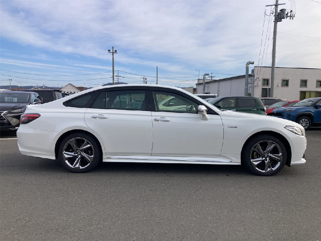 トヨタ クラウンHV4枚目
