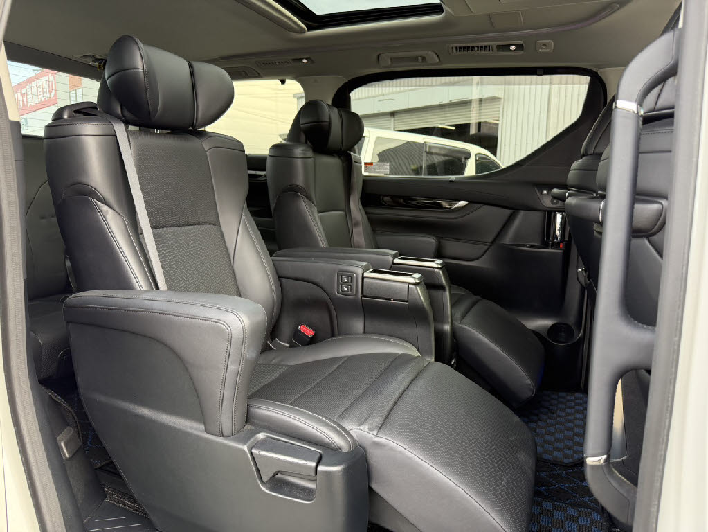 トヨタ アルファード ハイブリッド9枚目