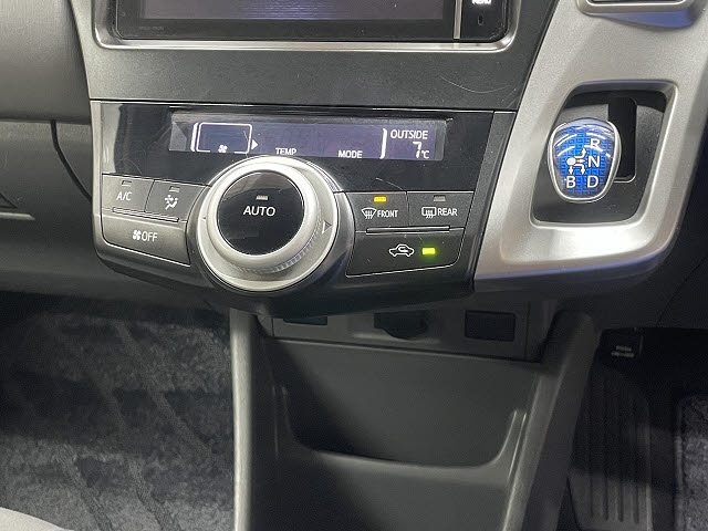 トヨタ プリウスアルファ19枚目