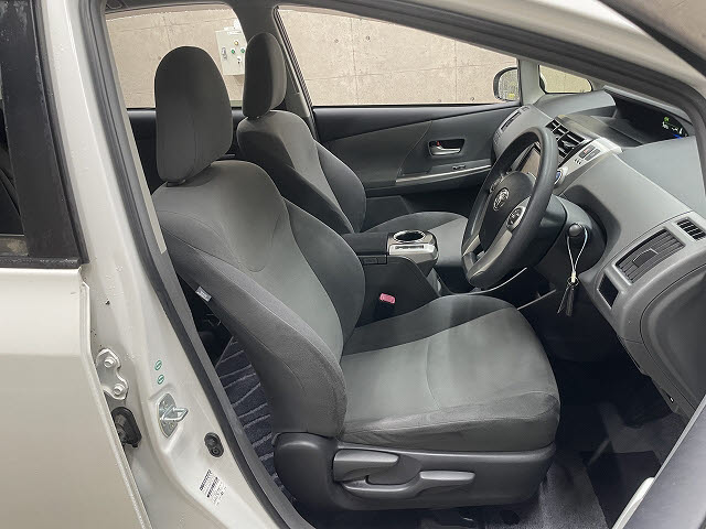 トヨタ プリウスアルファ3枚目