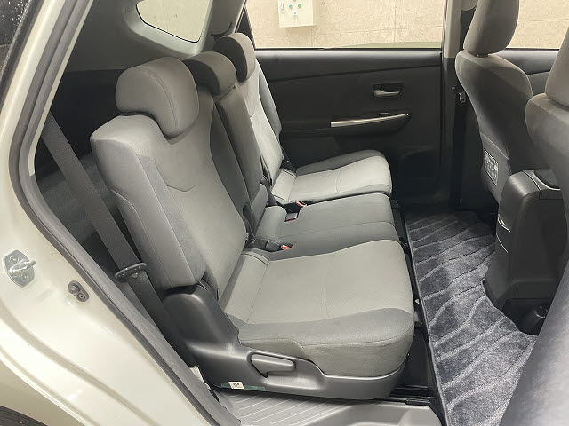 トヨタ プリウスアルファ4枚目