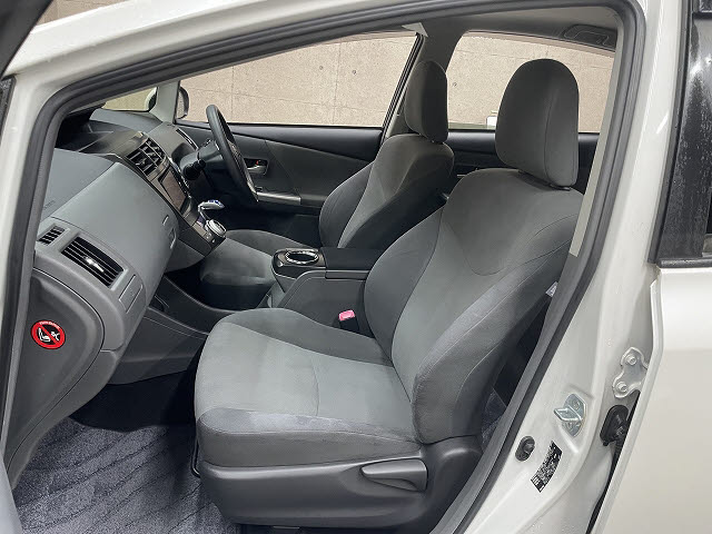 トヨタ プリウスアルファ5枚目