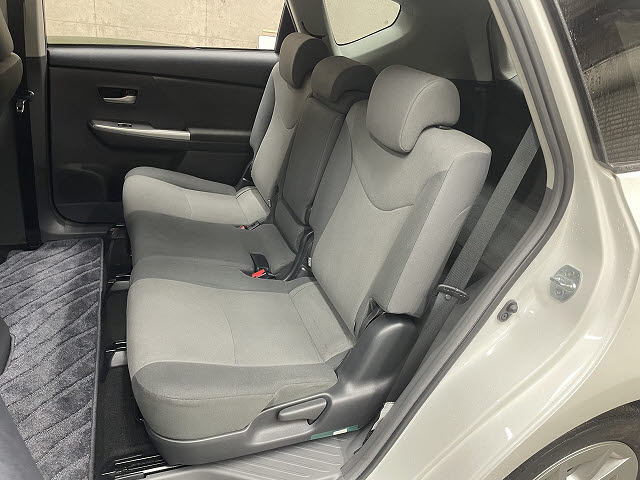 トヨタ プリウスアルファ6枚目