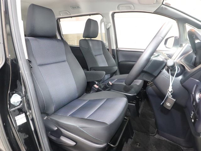 トヨタ ヴォクシー3枚目