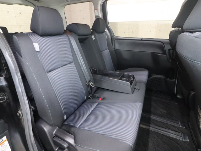 トヨタ ヴォクシー4枚目