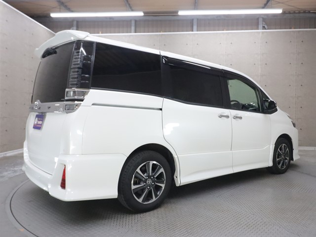 トヨタ ヴォクシー1枚目