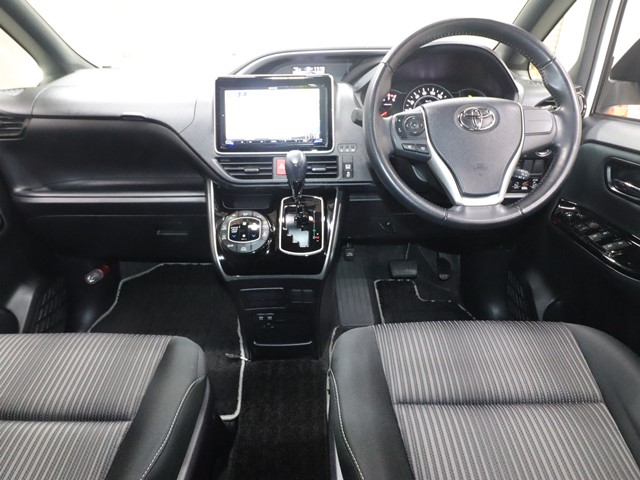 トヨタ ヴォクシー2枚目