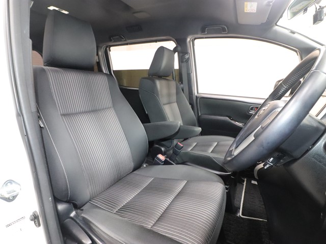 トヨタ ヴォクシー3枚目