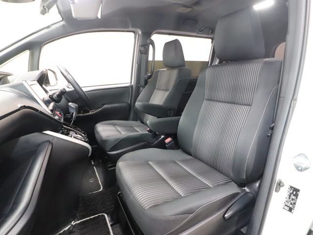 トヨタ ヴォクシー6枚目