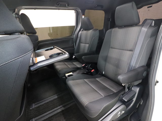 トヨタ ヴォクシー7枚目