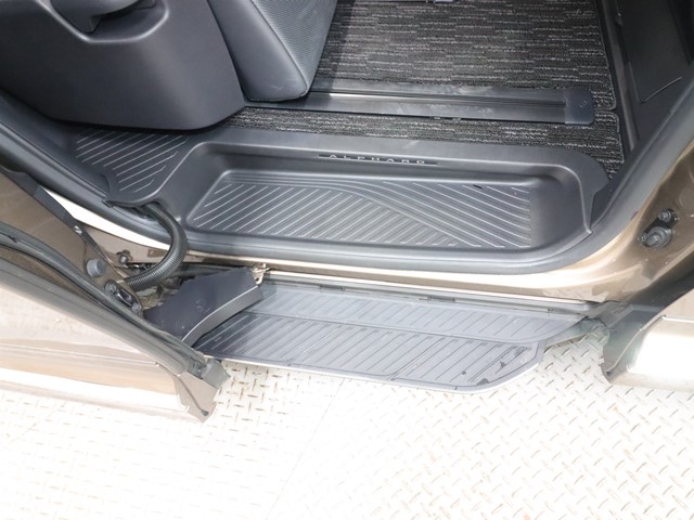 トヨタ アルファード ハイブリッド7枚目