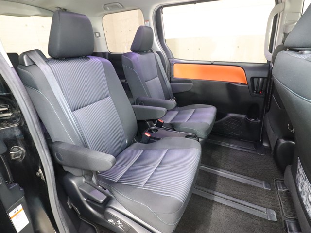 トヨタ ヴォクシー4枚目